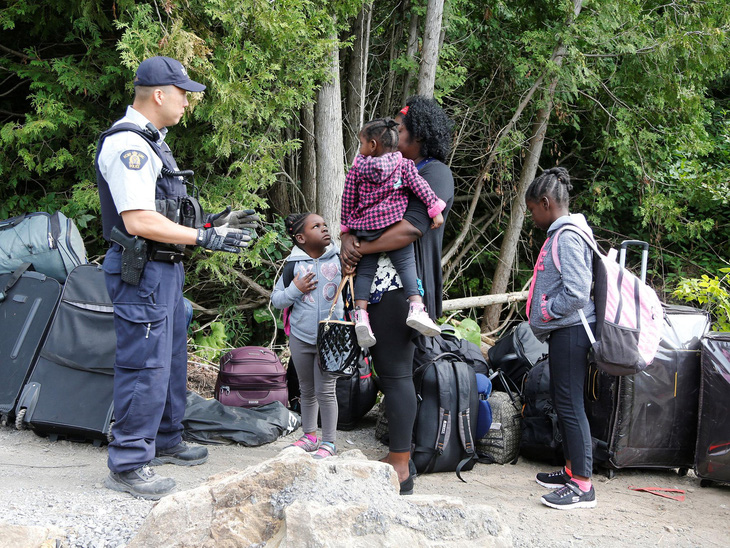 Dòng người tị nạn nhập cư bất hợp pháp từ Mỹ ồ ạt vào Canada - Ảnh 1.