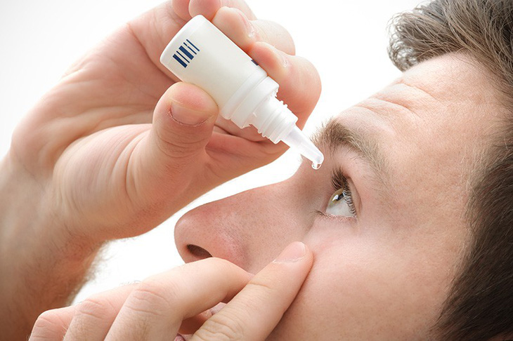 Dễ mắc bệnh glôcôm khi dùng thuốc nhỏ mắt không theo chỉ định - Ảnh 1.