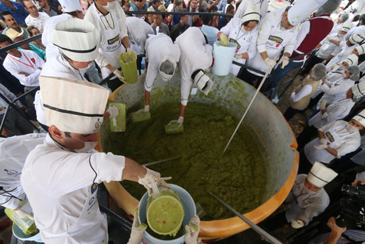 Món bơ nghiền thập cẩm của Mexico lập kỷ lục Guinness mới - Ảnh 1.