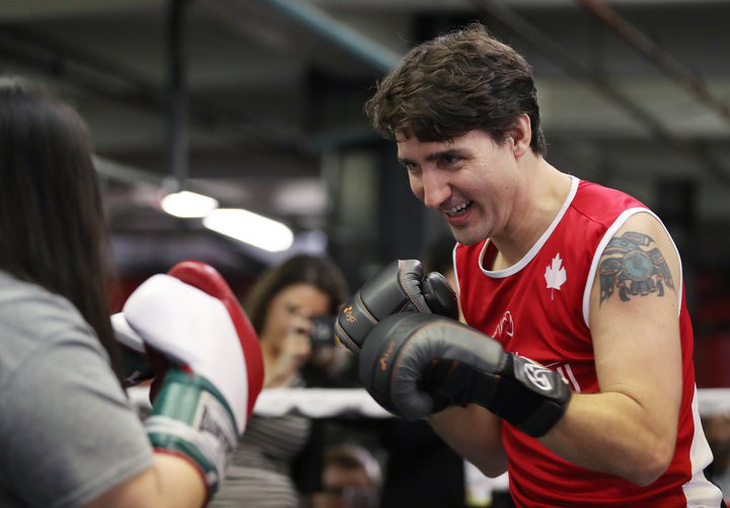 Ý nghĩa hình xăm trên tay thủ tướng soái ca Justin Trudeau - Ảnh 2.