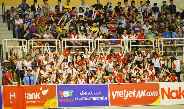 Khán giả TP.HCM hào hứng với Futsal - Ảnh 1.