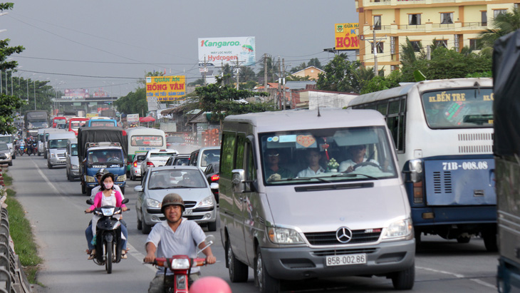 Giao thông hỗn loạn vì các điểm bán hàng dọc quốc lộ - Ảnh 7.