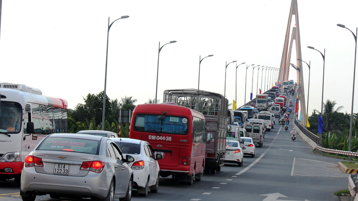 Giao thông hỗn loạn vì các điểm bán hàng dọc quốc lộ - Ảnh 9.