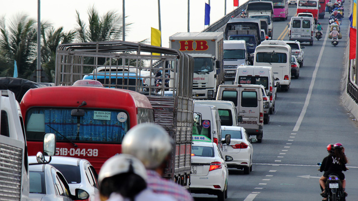 Giao thông hỗn loạn vì các điểm bán hàng dọc quốc lộ - Ảnh 10.