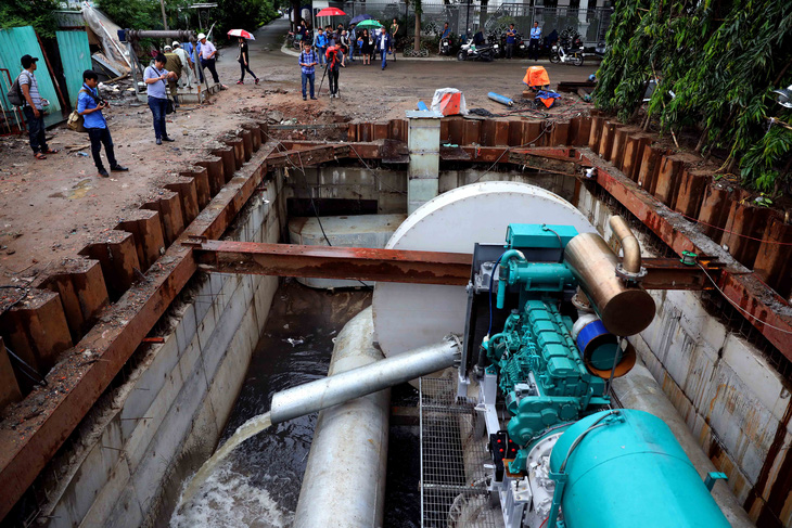 Siêu máy bơm rút sạch nước đường Nguyễn Hữu Cảnh sau 15 phút - Ảnh 5.