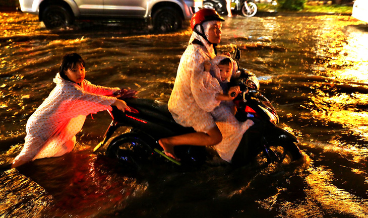 Người Sài Gòn khốn khổ trong đêm mưa ngập nặng nhất mùa - Ảnh 2.