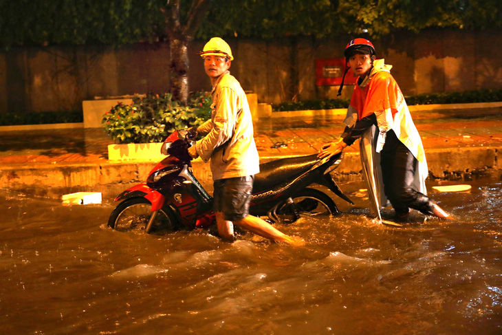 Người Sài Gòn khốn khổ trong đêm mưa ngập nặng nhất mùa - Ảnh 4.