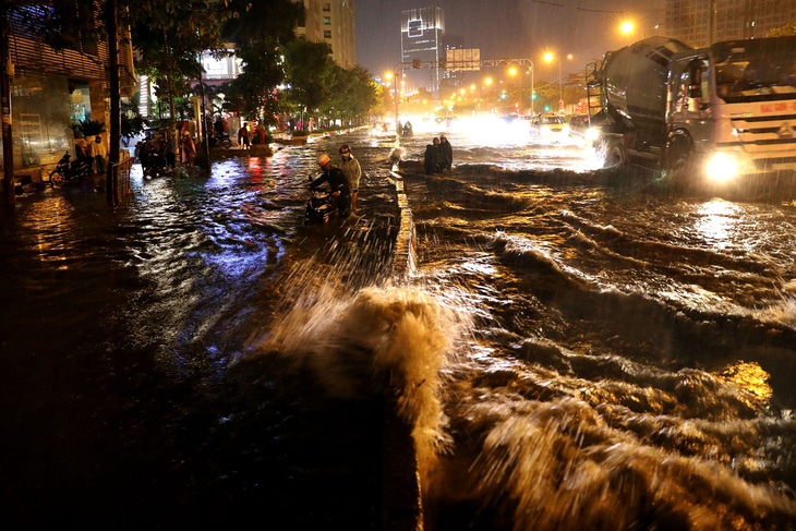 Người Sài Gòn khốn khổ trong đêm mưa ngập nặng nhất mùa - Ảnh 1.