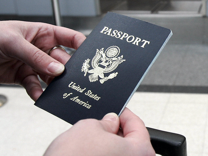 Người có tiền án ấu dâm ở Mỹ bị bắt dùng hộ chiếu riêng - Ảnh 1.