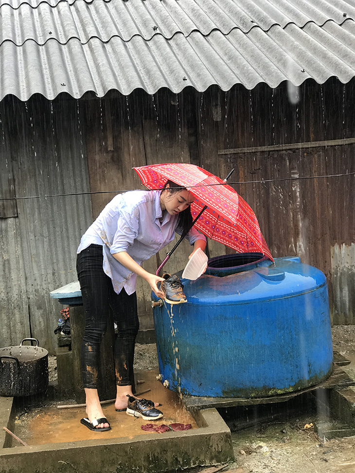 Hoa hậu Đỗ Mỹ Linh kẹt 4 ngày ở Trạm Tấu vì mưa lũ - Ảnh 1.