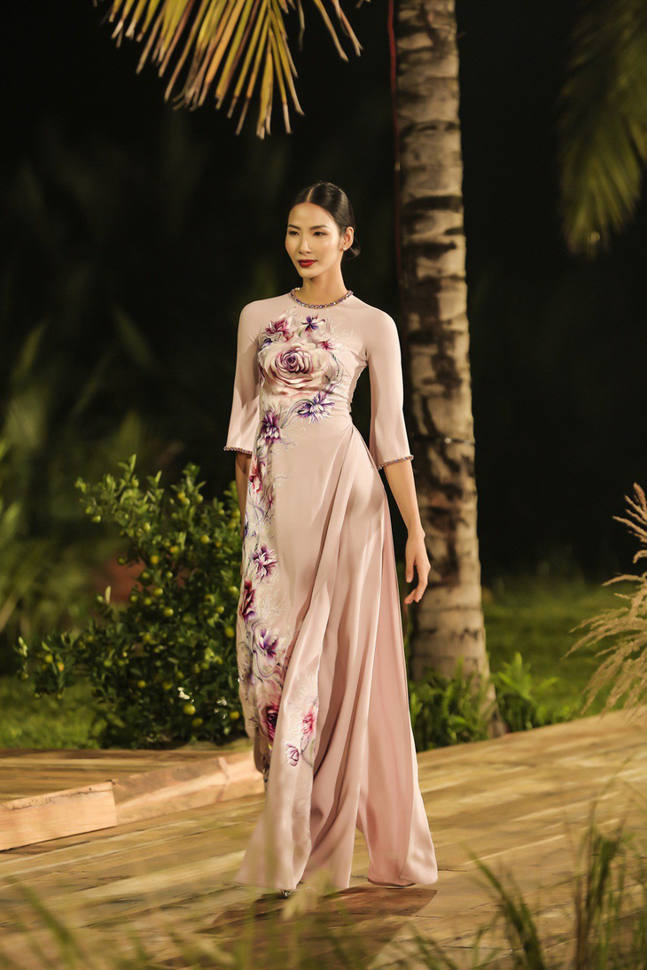 Trương Thị May làm bà lái đò trên sàn diễn thời trang Hội An - Ảnh 9.
