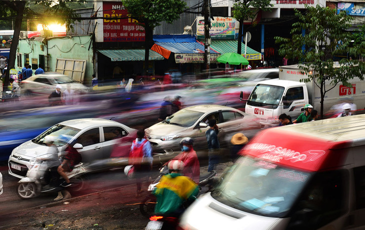 Người Sài Gòn mệt mỏi trở về trong kẹt xe, mưa lớn - Ảnh 5.