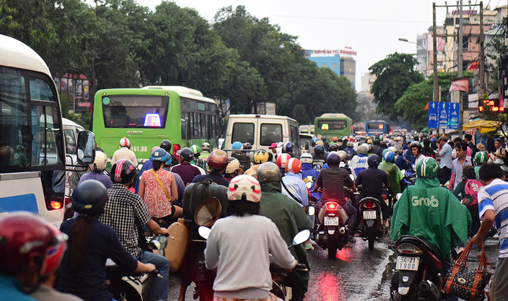 Người Sài Gòn mệt mỏi trở về trong kẹt xe, mưa lớn - Ảnh 6.