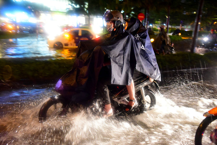 Người Sài Gòn khốn khổ trong đêm mưa ngập nặng nhất mùa - Ảnh 6.