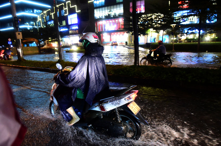 Người Sài Gòn khốn khổ trong đêm mưa ngập nặng nhất mùa - Ảnh 7.