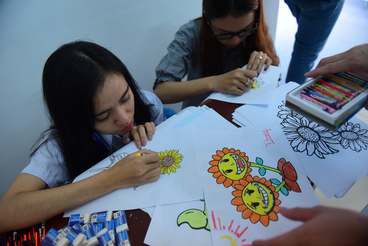 Sinh viên HUFLIT vẽ tranh Ngày hội Hoa hướng dương - Ảnh 5.