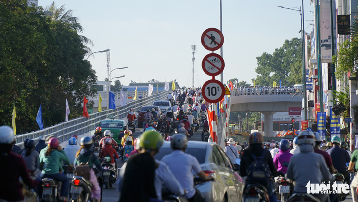 Cầu vượt Nguyễn Kiệm kẹt cứng ngày đầu thông xe - Ảnh 3.