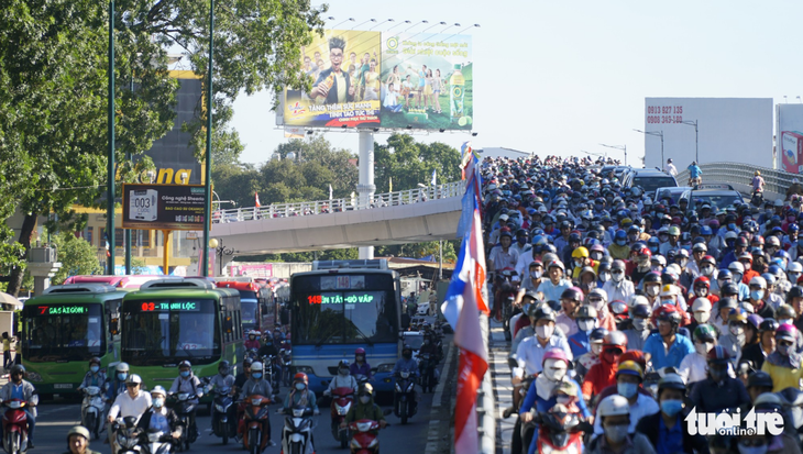 Cầu vượt Nguyễn Kiệm kẹt cứng ngày đầu thông xe - Ảnh 8.