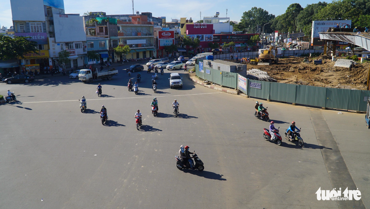 Cầu vượt Nguyễn Kiệm kẹt cứng ngày đầu thông xe - Ảnh 10.