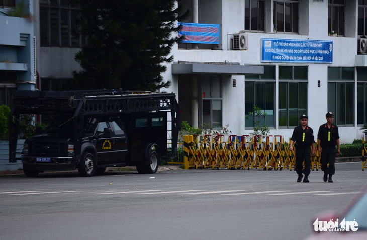 Triển khai xe bọc thép bảo vệ sân bay Tân Sơn Nhất dịp APEC - Ảnh 3.