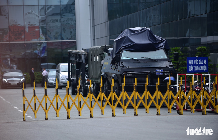 Triển khai xe bọc thép bảo vệ sân bay Tân Sơn Nhất dịp APEC - Ảnh 5.