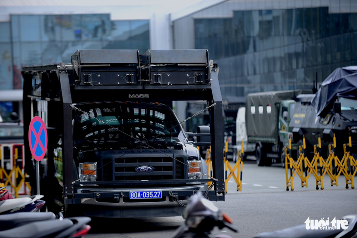 Triển khai xe bọc thép bảo vệ sân bay Tân Sơn Nhất dịp APEC - Ảnh 1.