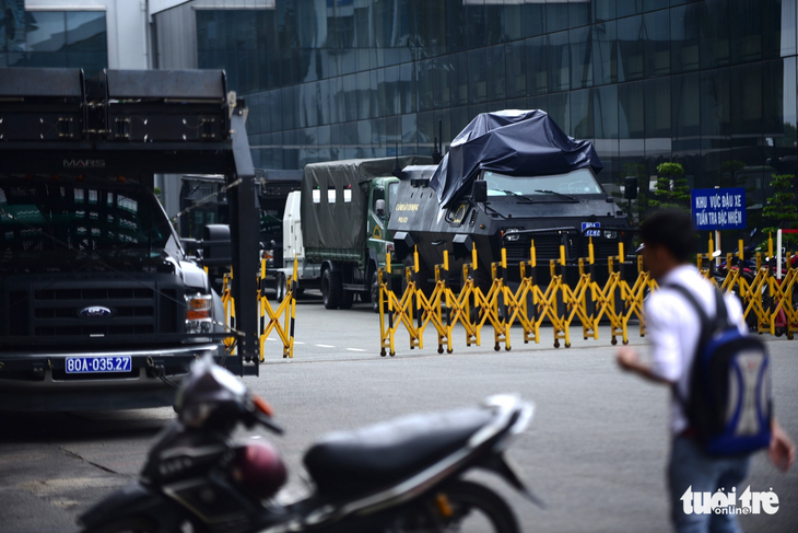 Triển khai xe bọc thép bảo vệ sân bay Tân Sơn Nhất dịp APEC - Ảnh 4.