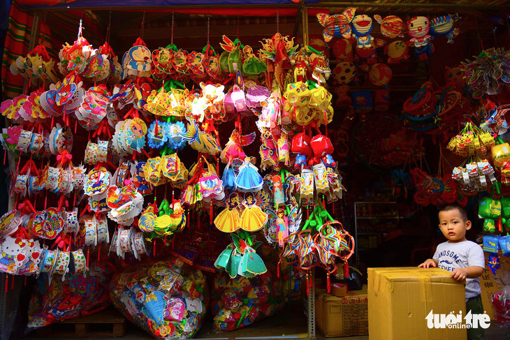 Xóm lồng đèn hơn nửa thế kỷ ở Sài Gòn hối hả mùa Trung thu - Ảnh 9.