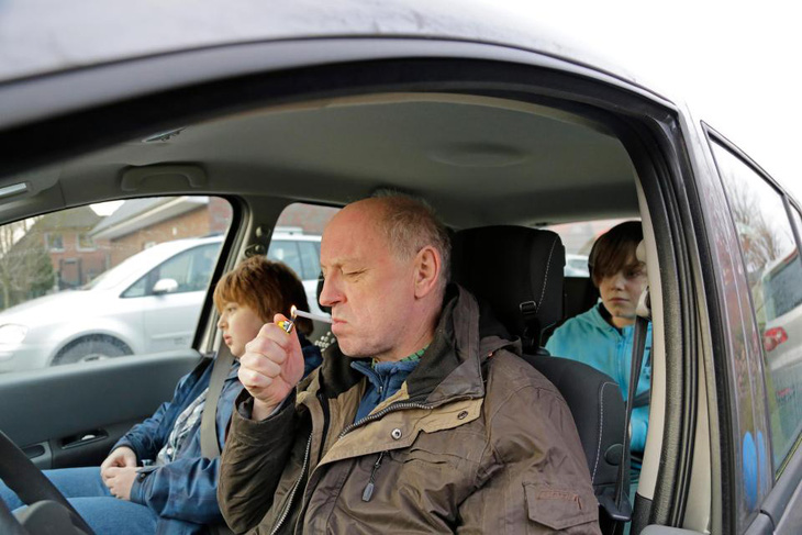 Phì phèo thuốc lá trong xe hơi gây hại như thế nào? - Ảnh 1.