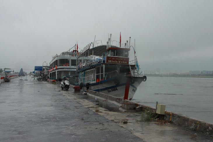 Đà Nẵng cấm biển, cấm tàu thuyền đi lại trên sông Hàn - Ảnh 2.
