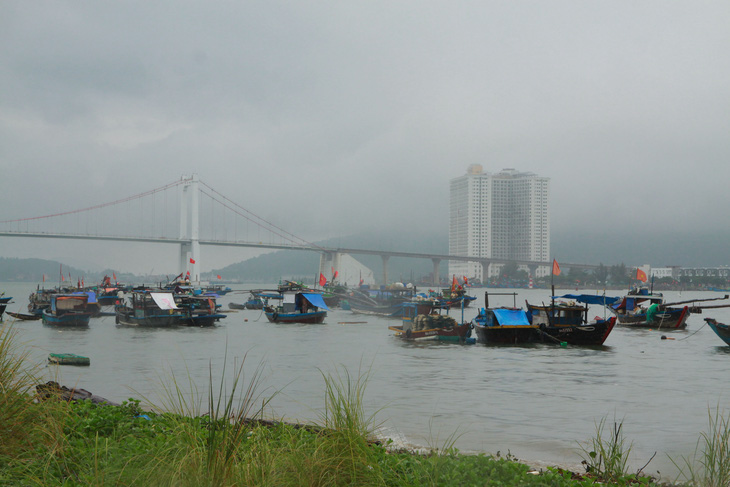 Đà Nẵng cấm biển, cấm tàu thuyền đi lại trên sông Hàn - Ảnh 1.