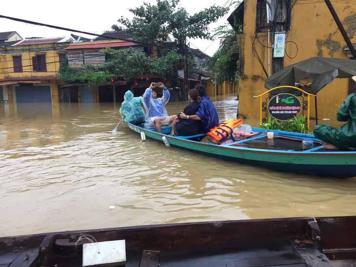 Hội An nín thở chờ nước lũ rút để xoay xở cho APEC - Ảnh 5.