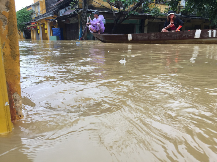 Hội An nín thở chờ nước lũ rút để xoay xở cho APEC - Ảnh 6.
