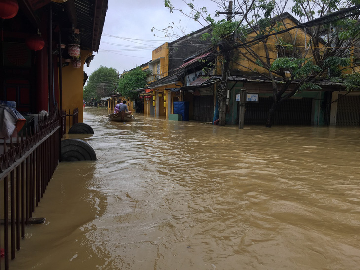 Hội An nín thở chờ nước lũ rút để xoay xở cho APEC - Ảnh 7.