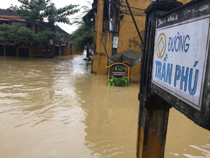 Hội An nín thở chờ nước lũ rút để xoay xở cho APEC - Ảnh 8.