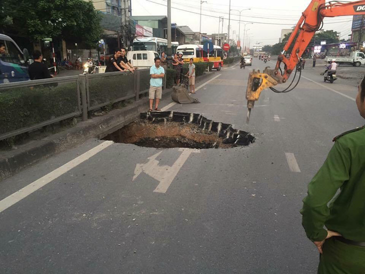 Hố tử thần xuất hiện giữa quốc lộ 18 tại Quảng Ninh - Ảnh 1.