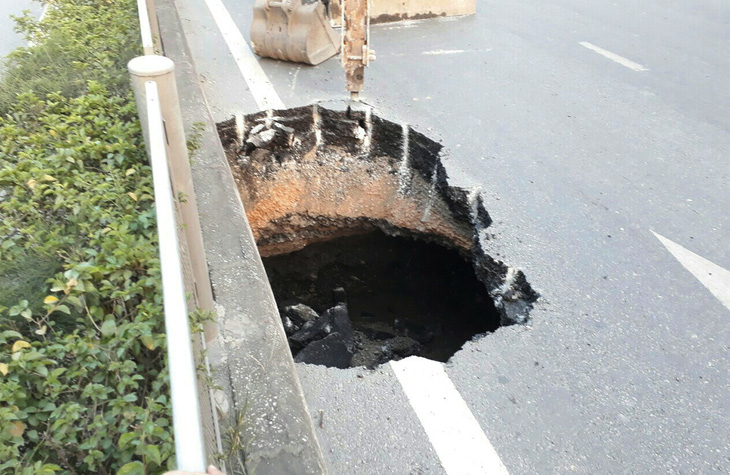 Hố tử thần xuất hiện giữa quốc lộ 18 tại Quảng Ninh - Ảnh 2.