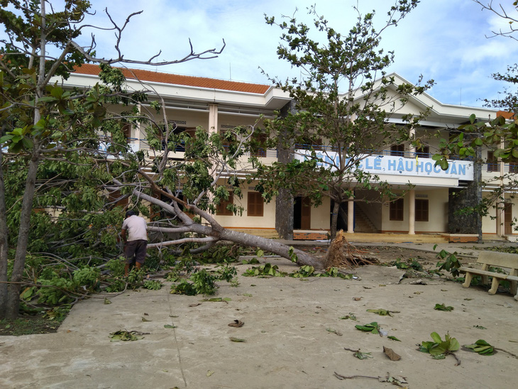 Nhiều trường vùng bão chưa có điện nước, học sinh vẫn nghỉ - Ảnh 2.