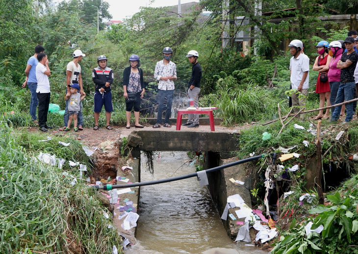 Tìm thấy thi thể học sinh bị nước cuốn vào cống - Ảnh 1.