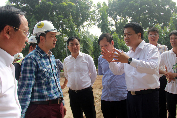 Chủ tịch Hà Nội kiểm tra đột xuất việc chặt cây xanh - Ảnh 1.