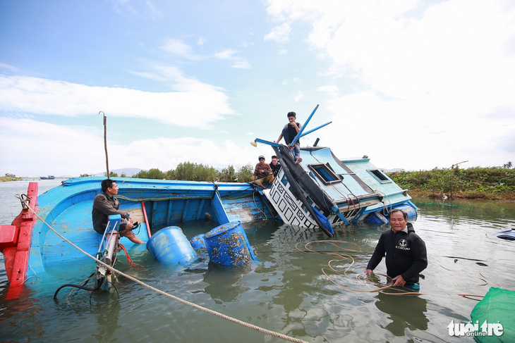 Bè tan thuyền nát, ngư dân ôm nợ - Ảnh 8.