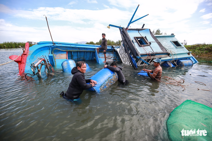 Làng chài kiệt quệ sau mưa bão - Ảnh 13.