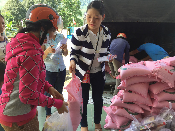 Hàng cứu trợ báo Tuổi Trẻ tới vùng lũ Phước Sơn - Ảnh 5.