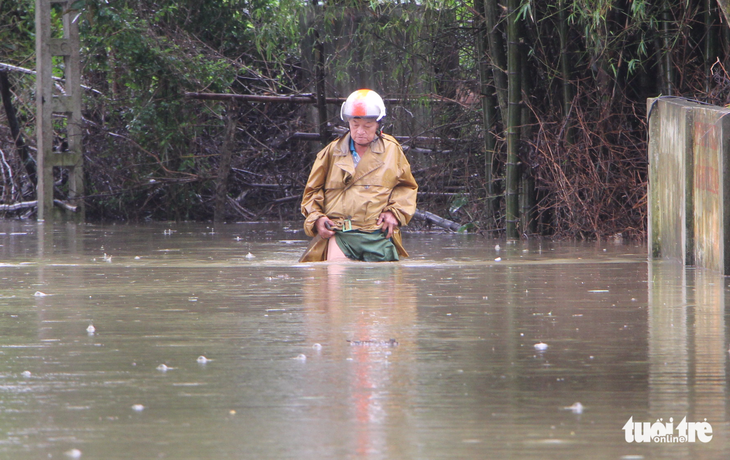 Nước sông Lam dâng nhanh, dân hối hả chạy lụt - Ảnh 2.