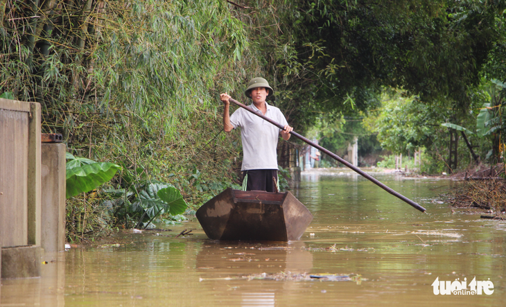 Nước sông Lam dâng nhanh, dân hối hả chạy lụt - Ảnh 4.