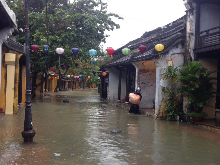Hội An nín thở chờ nước lũ rút để xoay xở cho APEC - Ảnh 12.