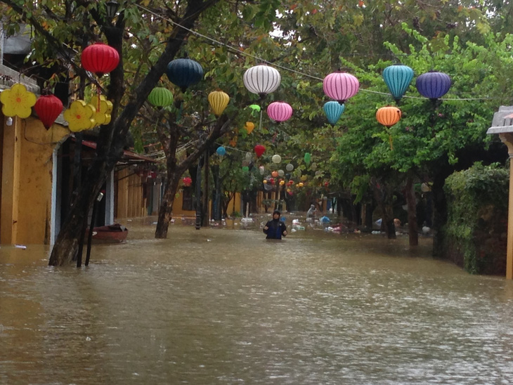 Hội An nín thở chờ nước lũ rút để xoay xở cho APEC - Ảnh 13.