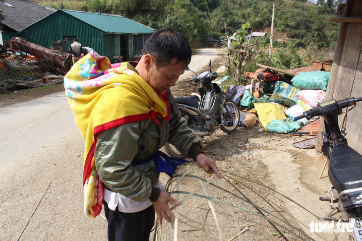 Đốt lửa, cuốn chăn cho các em nhỏ chống rét ở Cao Bằng - Ảnh 2.