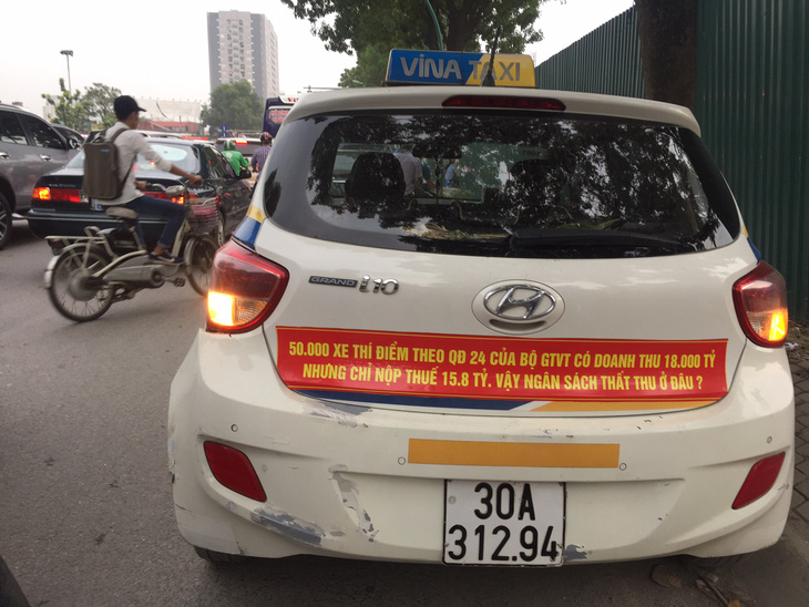 Taxi muốn Thủ tướng thu phù hiệu Uber, Grab vượt quy hoạch - Ảnh 1.