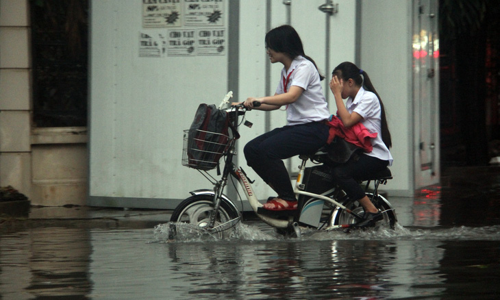 Triều cường tại TP.HCM có thể đạt mức lịch sử 1,68 mét - Ảnh 1.